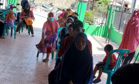 Pembagian Beras Bulog di Kelurahan Bantuas Kepada Warga. (Ka.Si Kesra)